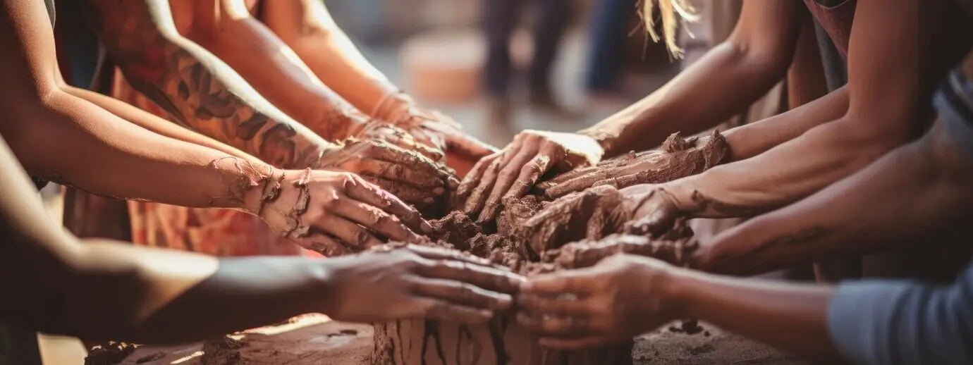 Nahaufnahme von Händen beim Töpfern