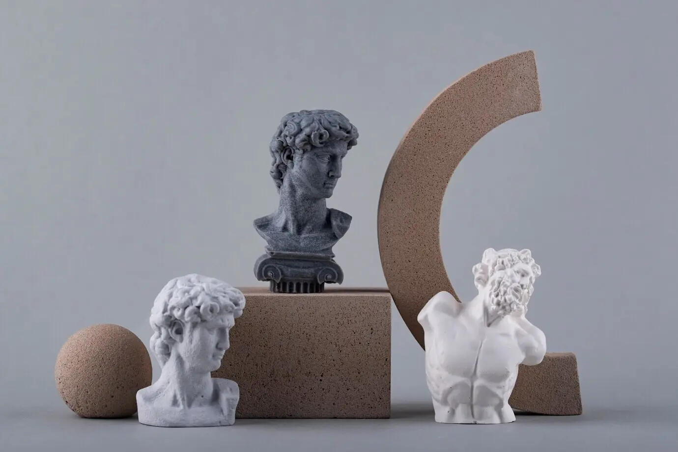 Schöne Schnitzerei einer römischen Figur