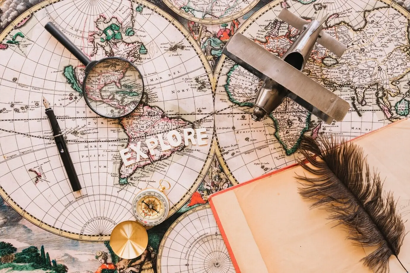 Notizbuch und Stift in der Nähe von Reisesachen.