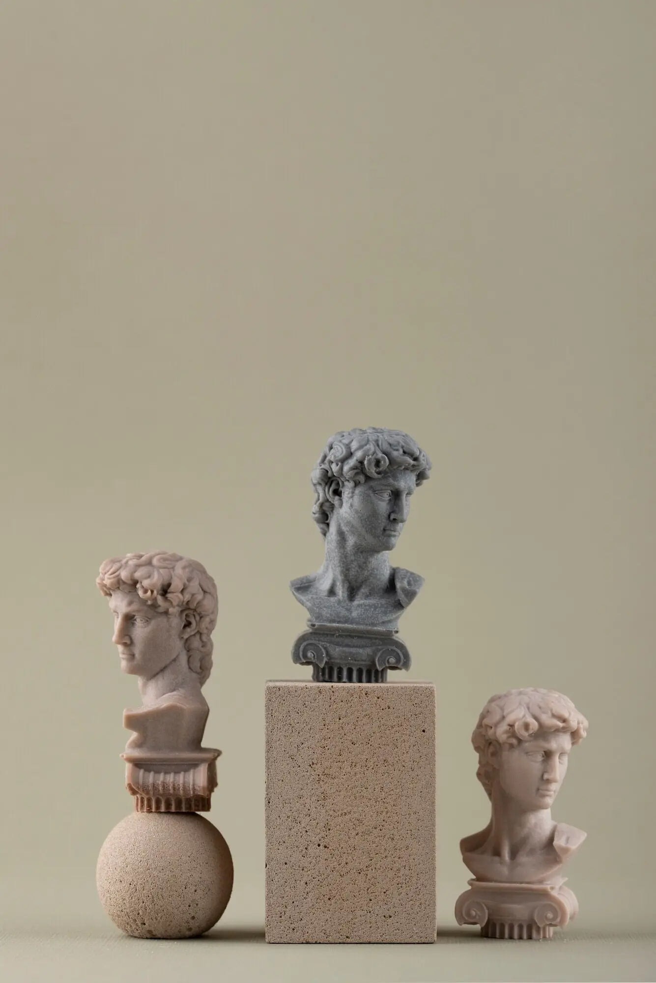 Schöne Schnitzerei einer römischen Figur